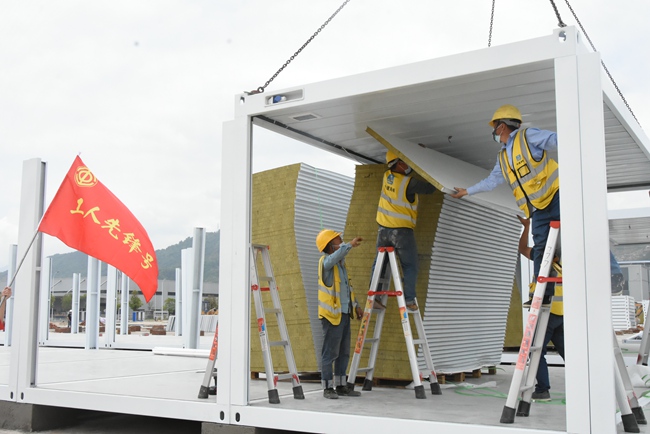 凯发k8国际登录厅中建海峡承建的宁德市蕉城区三屿方舱驿站项目箱房主体结构全面封顶